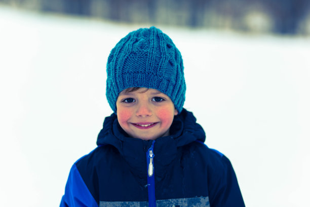 冬季肖像可爱的小男孩在蓝色针织帽图片下载