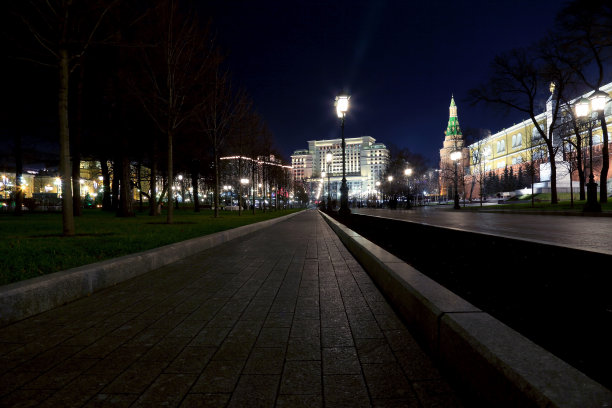 晚上城市里空荡荡的人行道图片下载