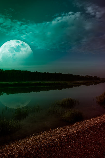 翠绿的天空和河畔的超级月亮。宁静的自然背景。图片下载