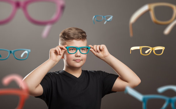 少年试戴眼镜-概念照片图片下载