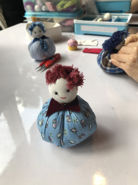 可爱的手工织物tumbler娃娃在泰国。图片下载