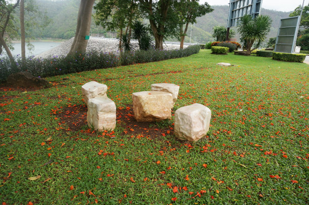 公园内休闲角落的石头桌椅图片下载