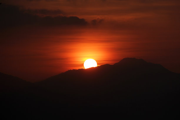 美丽的日落在山上图片下载