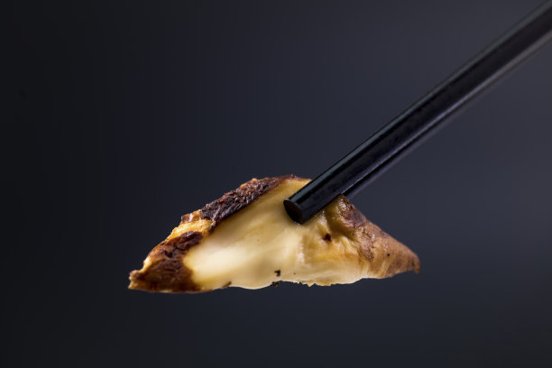 野蘑菇切成的准备装在盘子里吃的野蘑菇图片下载