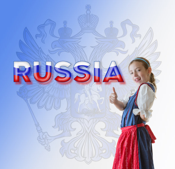 俄罗斯女孩看着镜头微笑着说俄罗斯，竖起大拇指图片下载