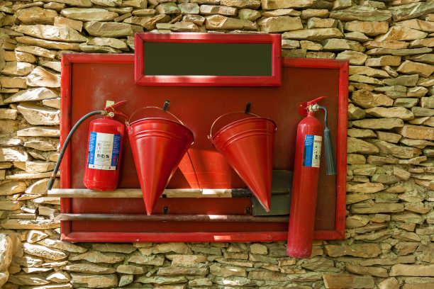 消防队员用的带工具的防护盾图片下载