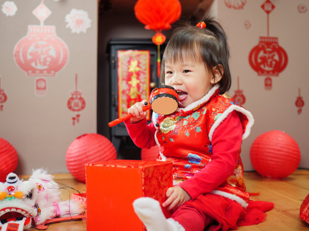 中国女婴庆祝中国新年素材图片