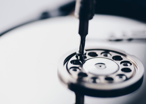 关闭用螺丝刀拧出的圆环螺丝上的宏图片下载