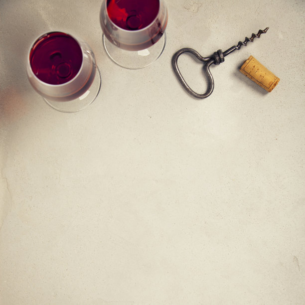 灰色大理石背景下的葡萄酒图片下载