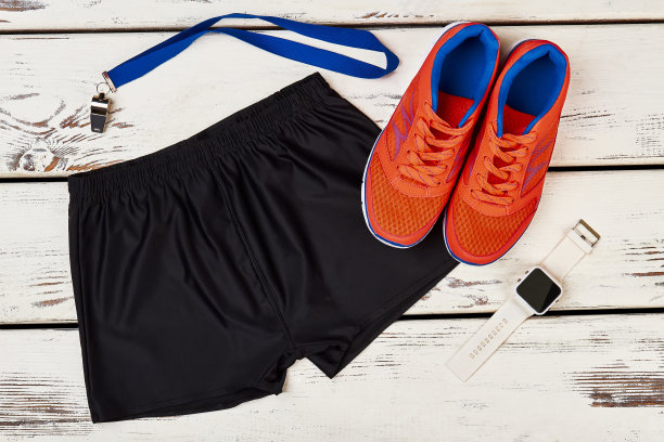 教练的运动服和智能手表图片下载