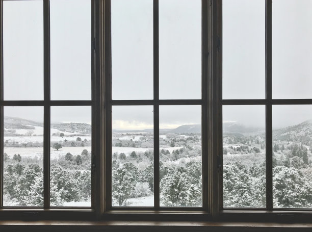 白色风景-西部科罗拉多冬季降雪窗口视图图片下载