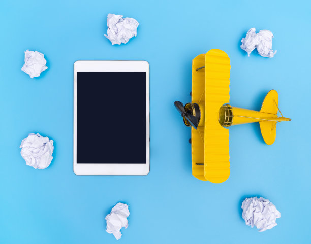 空白空白平板与黄色飞机上的蓝天白云纸天空为旅行概念图片下载