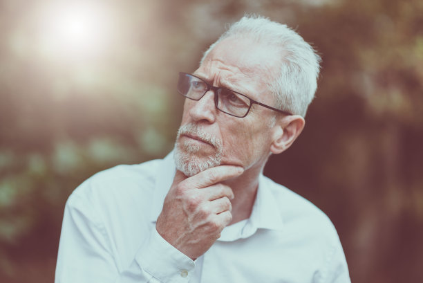 人像的体贴成熟的男人，光的效果图片下载