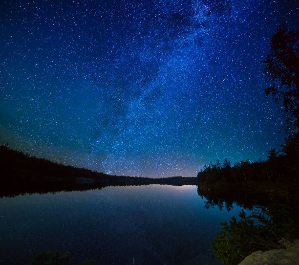 湖在晚上图片下载