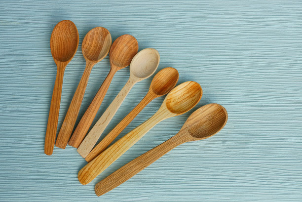 蓝色背景上有很多空木勺图片下载