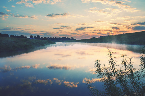 薄暮，薄雾，日出，宁静。图片下载