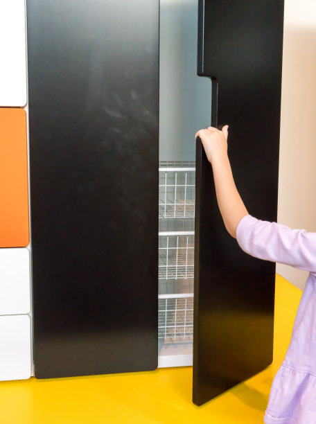 儿童手开黑色现代木柜、抽屉或储物柜作装饰图片下载