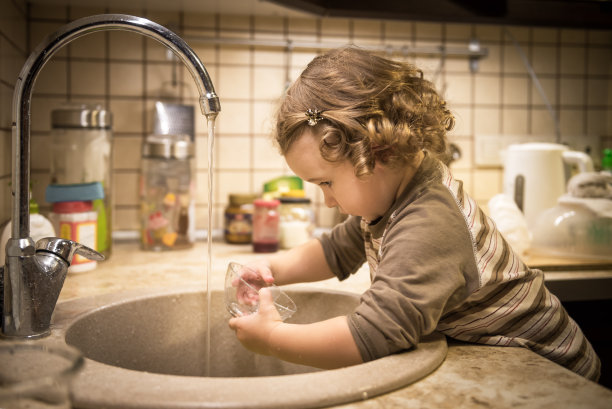 小女孩正在洗盘子图片下载
