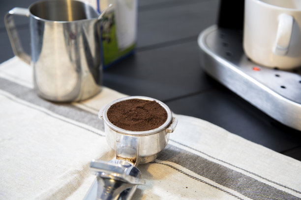 咖啡粉压好后放入咖啡机素材图片