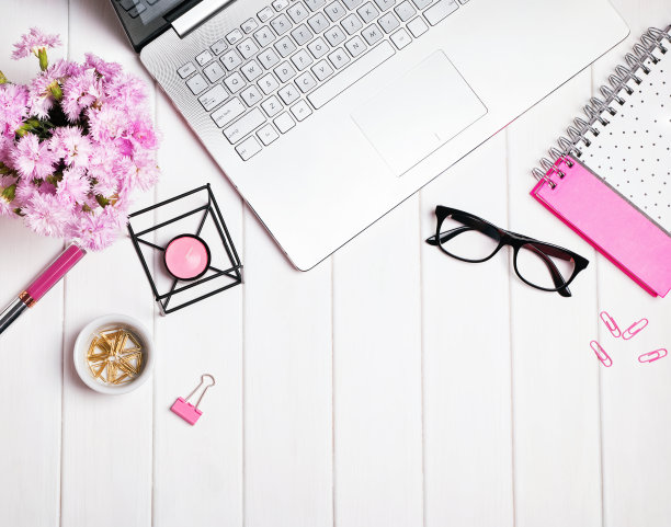 时尚女性的工作场所图片下载