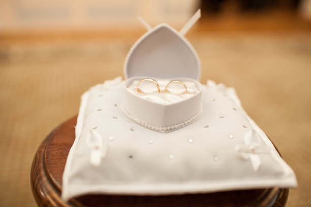 白色背景上的结婚戒指图片下载