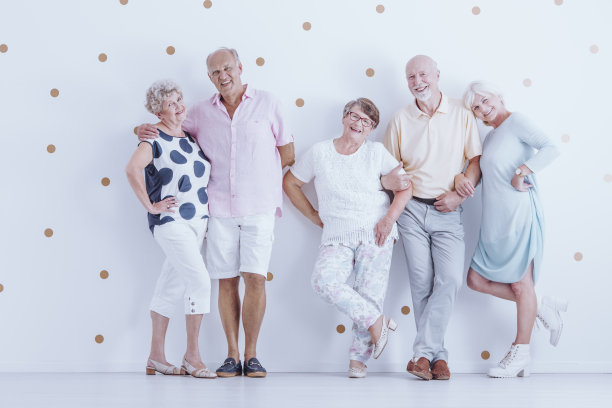 一对老夫妇和他们的兄弟姐妹图片下载