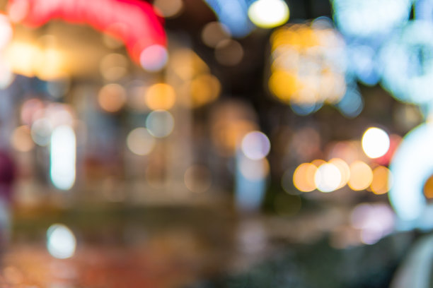 图像的购物场所与光模糊散景抽象背景。模糊的彩色圆圈在灯光假日背景。图片下载