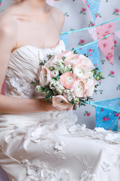 有婚礼发型和化妆的美女。新娘时尚。珠宝和美丽。穿白色衣服的女人，完美的皮肤，金发。婚礼装饰。新娘用鲜花图片下载