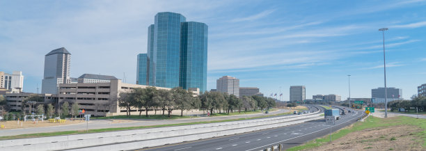 从约翰·卡彭特高速公路眺望德克萨斯欧文的天际线图片下载