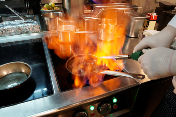 厨师在用白兰地做火焰图片下载