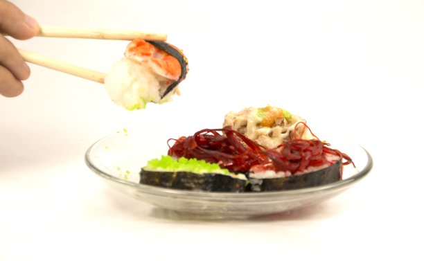 白色背景上的寿司。图片下载