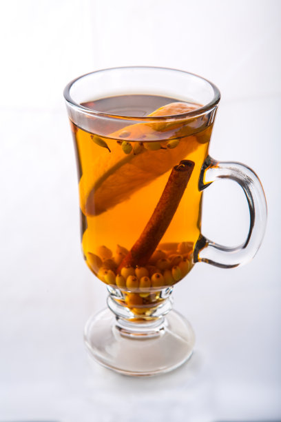 沙棘茶加橙子在玻璃杯里。热茶孤立在白色背景上。餐厅菜单、广告、海报照片图片下载