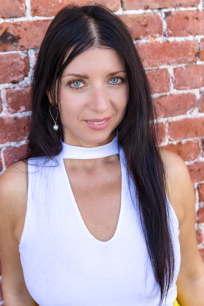 一个时髦的黑发年轻女子的肖像图片下载