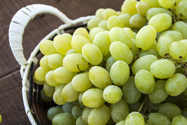 新鲜的餐桌绿色葡萄图片，一串串葡萄在盘子里图片下载