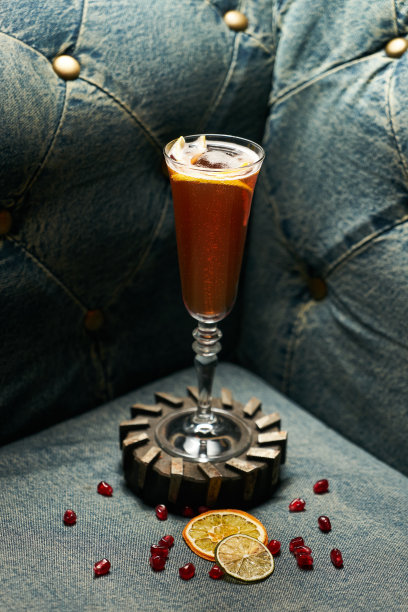 加威士忌或白兰地的棕色鸡尾酒图片下载