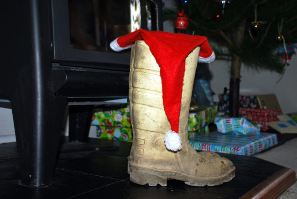 圣诞家居装饰-圣诞老人留下了他的靴子和帽子图片下载