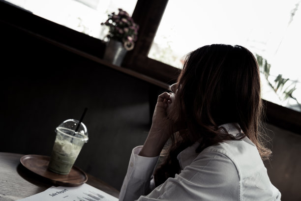 美丽的亚洲女人肖像紧张的工作。“成人的焦虑会导致抑郁和生活问题，让你感到悲伤、孤独和担忧。”图片下载