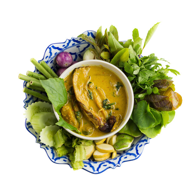 鱼黄貂鱼辛辣汤和蔬菜孤立在白色背景上图片下载