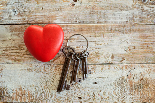 木头背景上的红心和钥匙图片下载