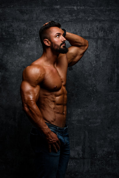 英俊的肌肉发达的男性图片下载