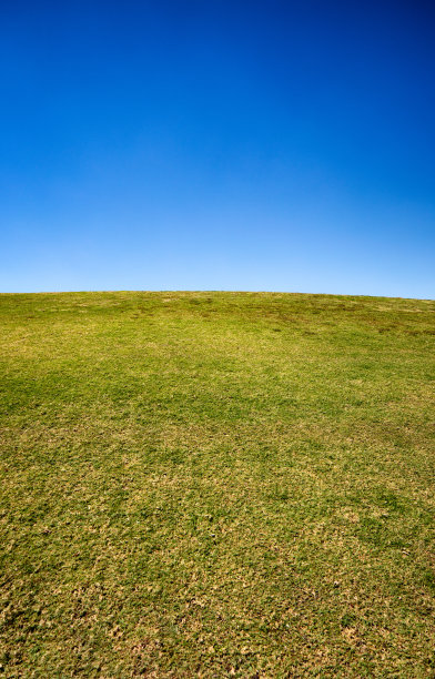 绿草如茵的小山和湛蓝的天空图片下载