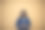 肖像迷人的黑色模特穿着时尚的牛仔裤夹克发送照片给朋友站在墙上宣传背景，积极的国际女学生通过智能手机邮寄图片下载