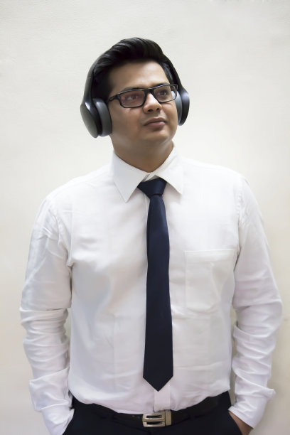 商人戴着耳机听音乐图片下载