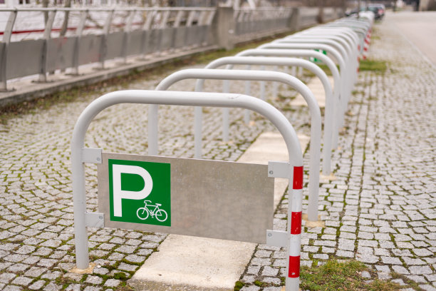 阴天停放自行车的地方图片下载