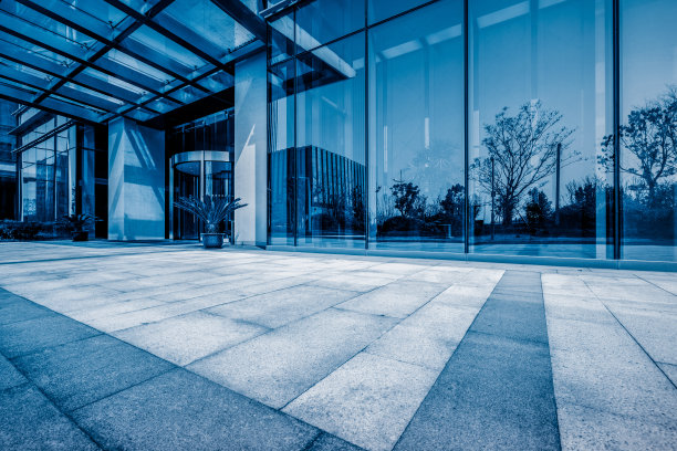 空砖路附近的办公楼图片下载