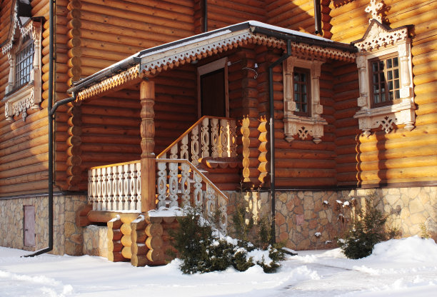 东正教木质教堂的一部分，有高高的门廊、栏杆、屋顶和窗户图片下载