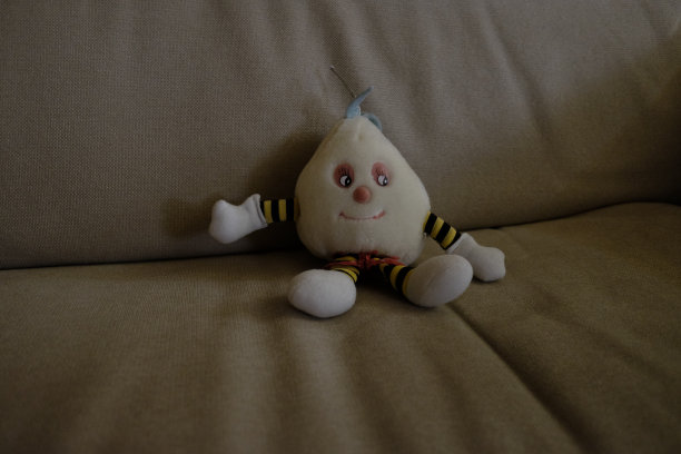 沙发上的洋娃娃图片下载