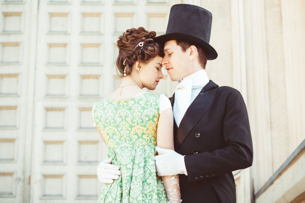 穿着晚礼服的情侣图片下载