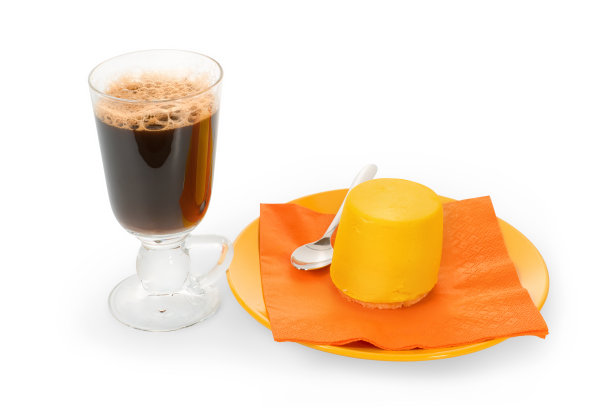 咖啡鸡尾酒和亮黄色甜点孤立在白色图片下载