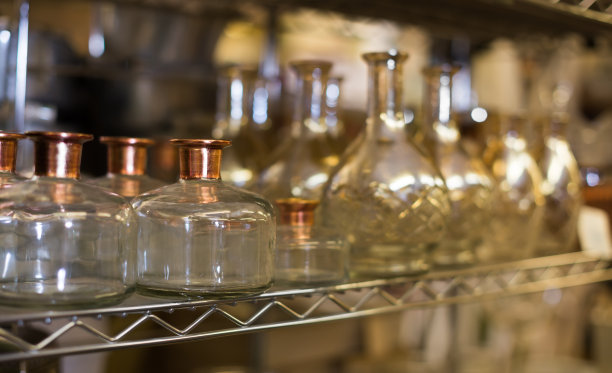 当地室内商店的玻璃水壶图片图片下载